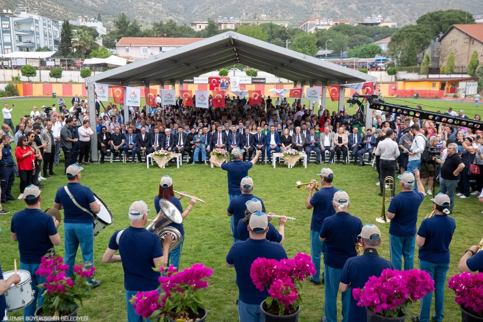 İzmir Büyükşehir Belediye Başkanı Dr. Cemil Tugay, 25'inci Uluslararası Bayındır Çiçek Festivali'ne katılarak coşkulu kalabalığa hitap etti.