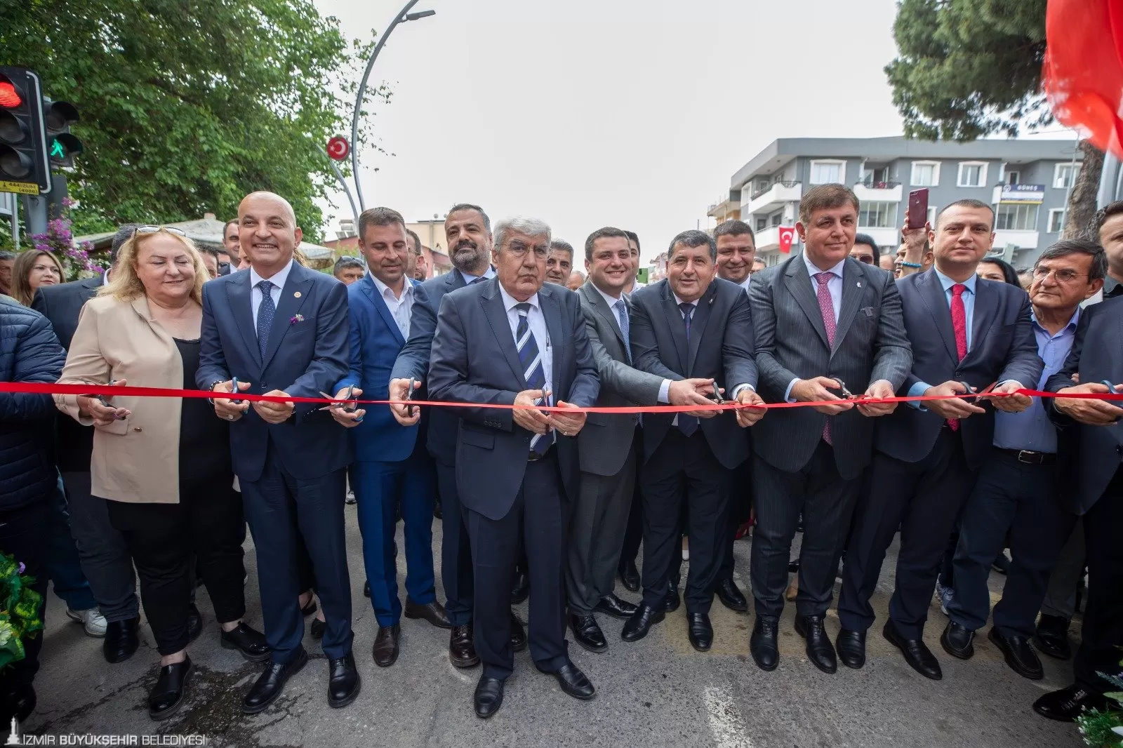 İzmir Büyükşehir Belediye Başkanı Dr. Cemil Tugay, 25'inci Uluslararası Bayındır Çiçek Festivali'ne katılarak coşkulu kalabalığa hitap etti.