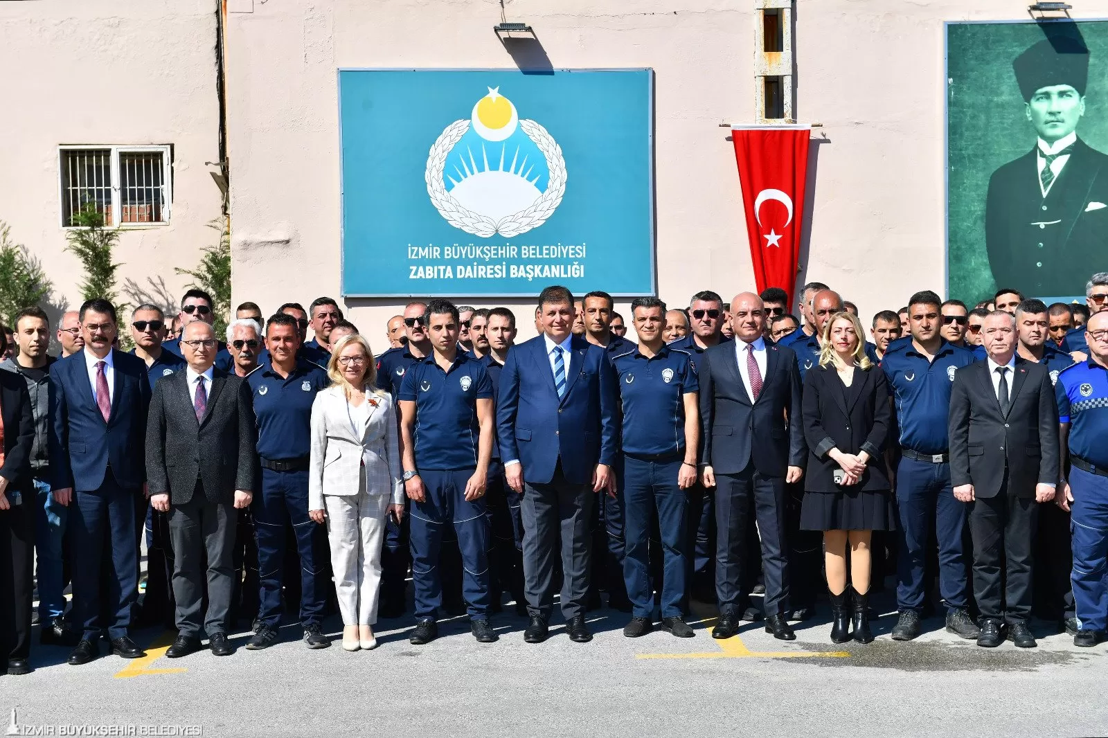 İzmir Büyükşehir Belediye Başkanı Dr. Cemil Tugay, Ramazan Bayramı öncesi İtfaiye Dairesi Başkanlığı ve Zabıta Dairesi Başkanlığı'nı ziyaret ederek çalışanların bayramını kutladı.