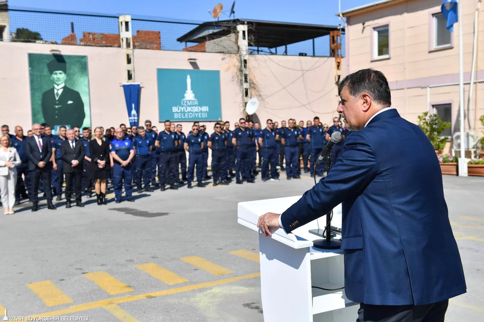 İzmir Büyükşehir Belediye Başkanı Dr. Cemil Tugay, Ramazan Bayramı öncesi İtfaiye Dairesi Başkanlığı ve Zabıta Dairesi Başkanlığı'nı ziyaret ederek çalışanların bayramını kutladı.