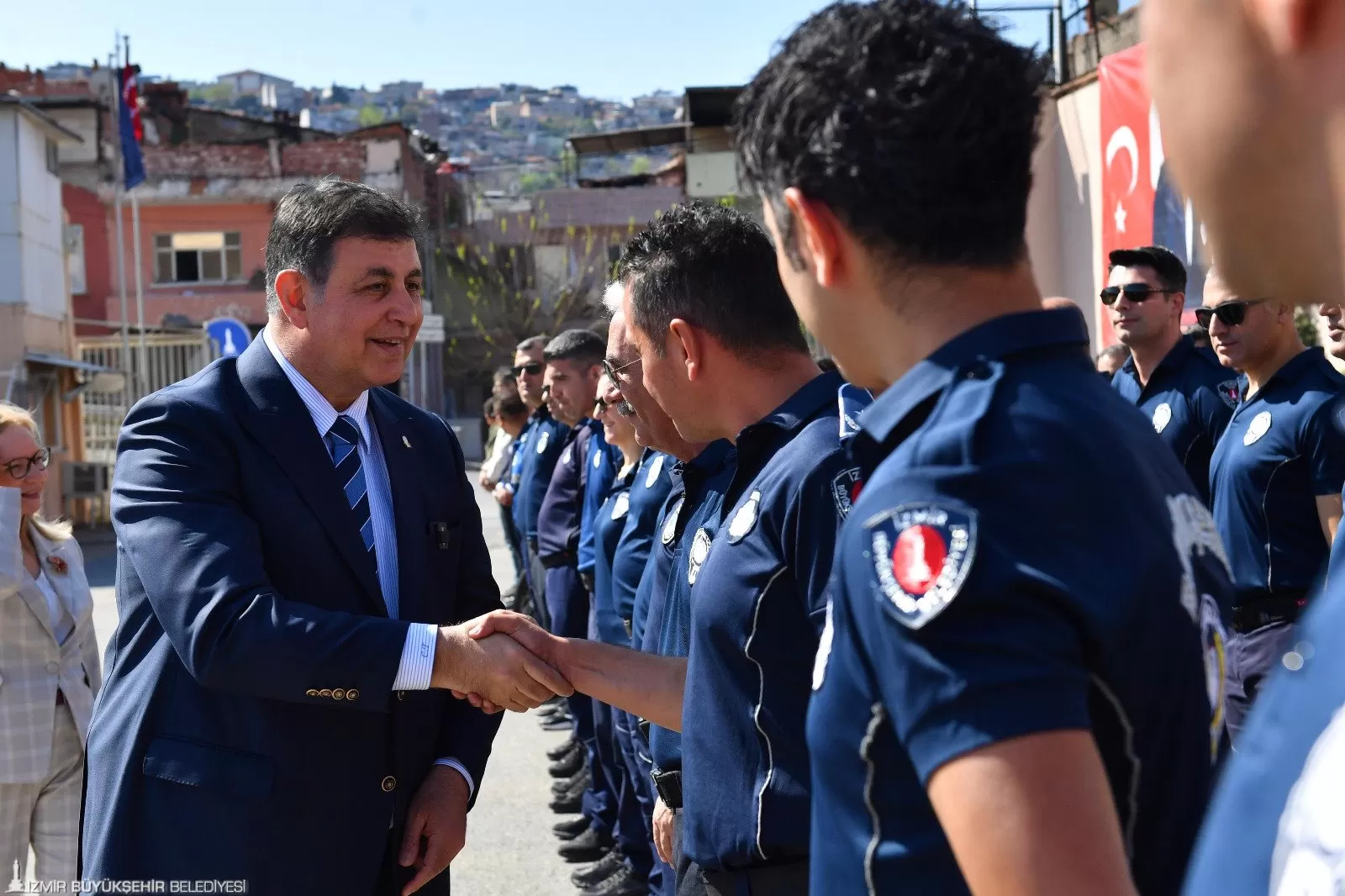 İzmir Büyükşehir Belediye Başkanı Dr. Cemil Tugay, Ramazan Bayramı öncesi İtfaiye Dairesi Başkanlığı ve Zabıta Dairesi Başkanlığı'nı ziyaret ederek çalışanların bayramını kutladı.