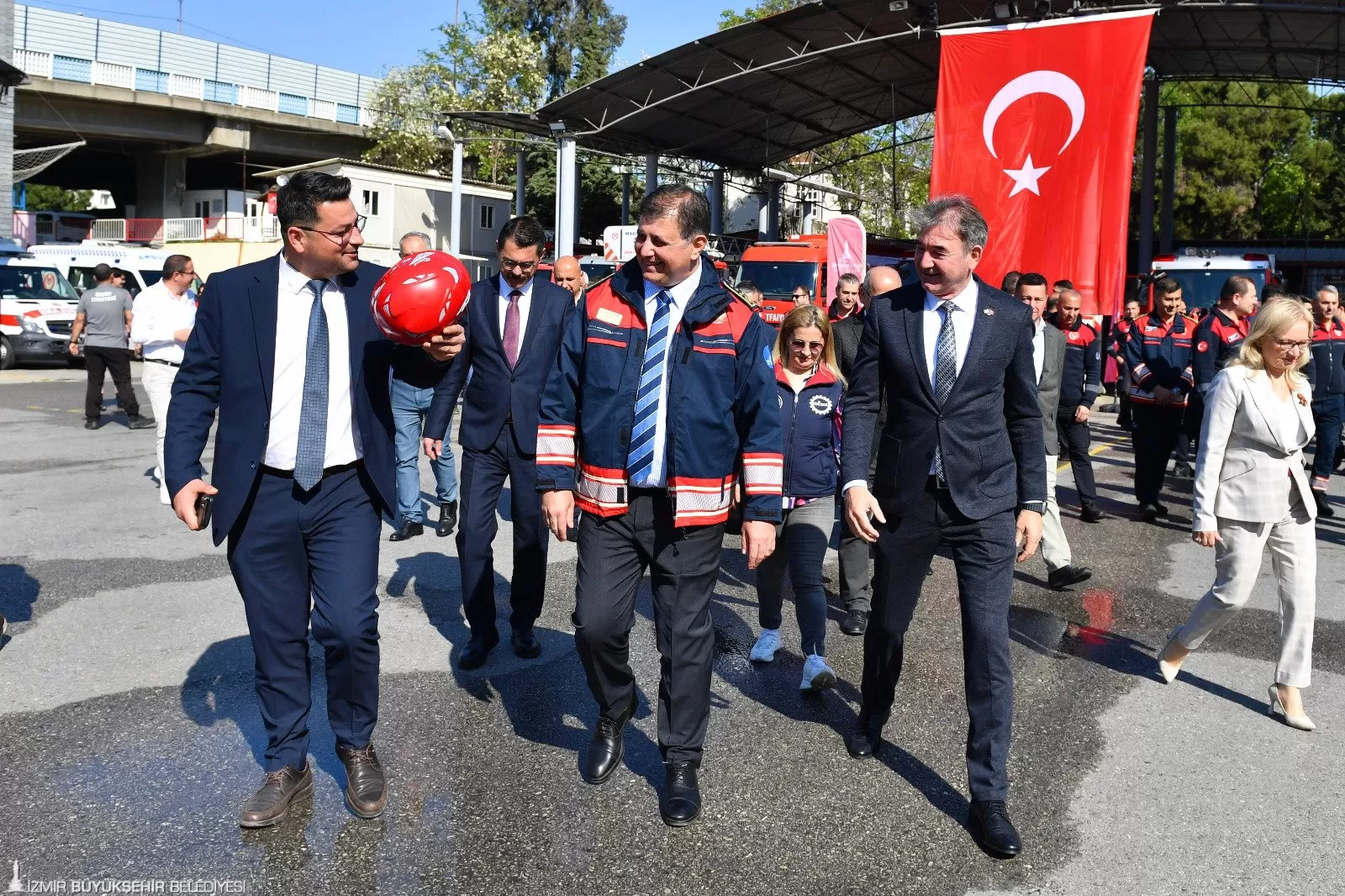 İzmir Büyükşehir Belediye Başkanı Dr. Cemil Tugay, Ramazan Bayramı öncesi İtfaiye Dairesi Başkanlığı ve Zabıta Dairesi Başkanlığı'nı ziyaret ederek çalışanların bayramını kutladı.