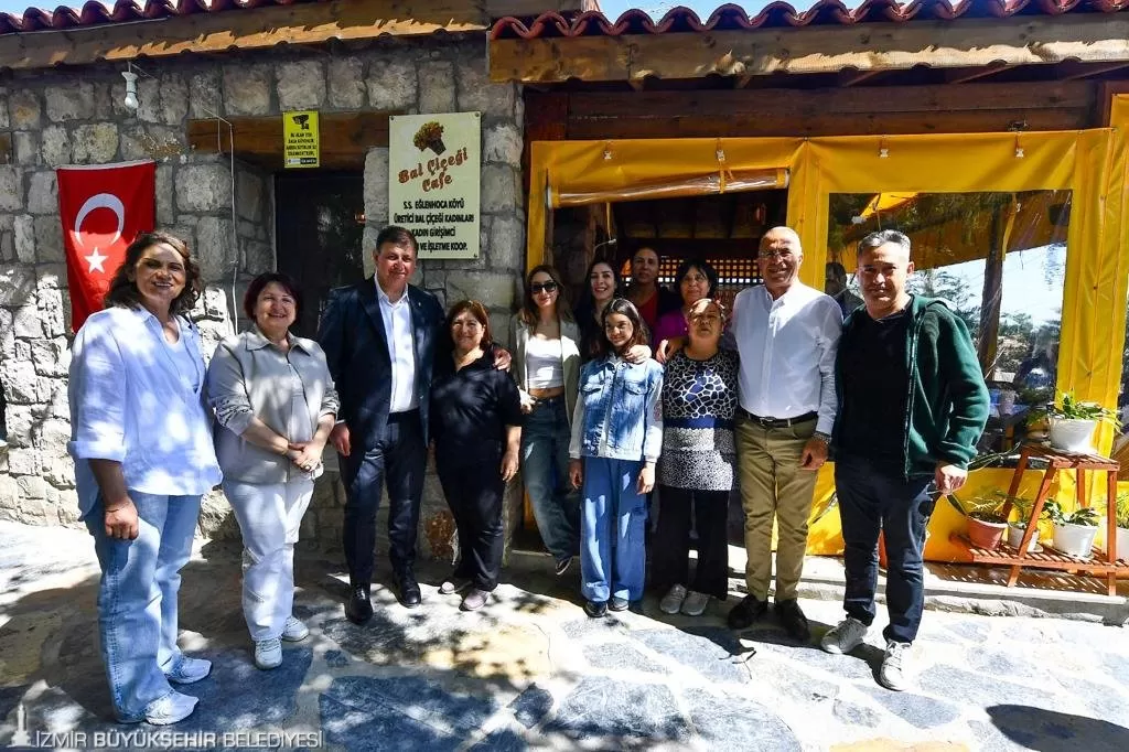 İzmir Büyükşehir Belediye Başkanı Dr. Cemil Tugay, bayramın ikinci gününde Karaburun'u ziyaret ederek köyleri gezdi ve vatandaşlarla bayramlaştı.