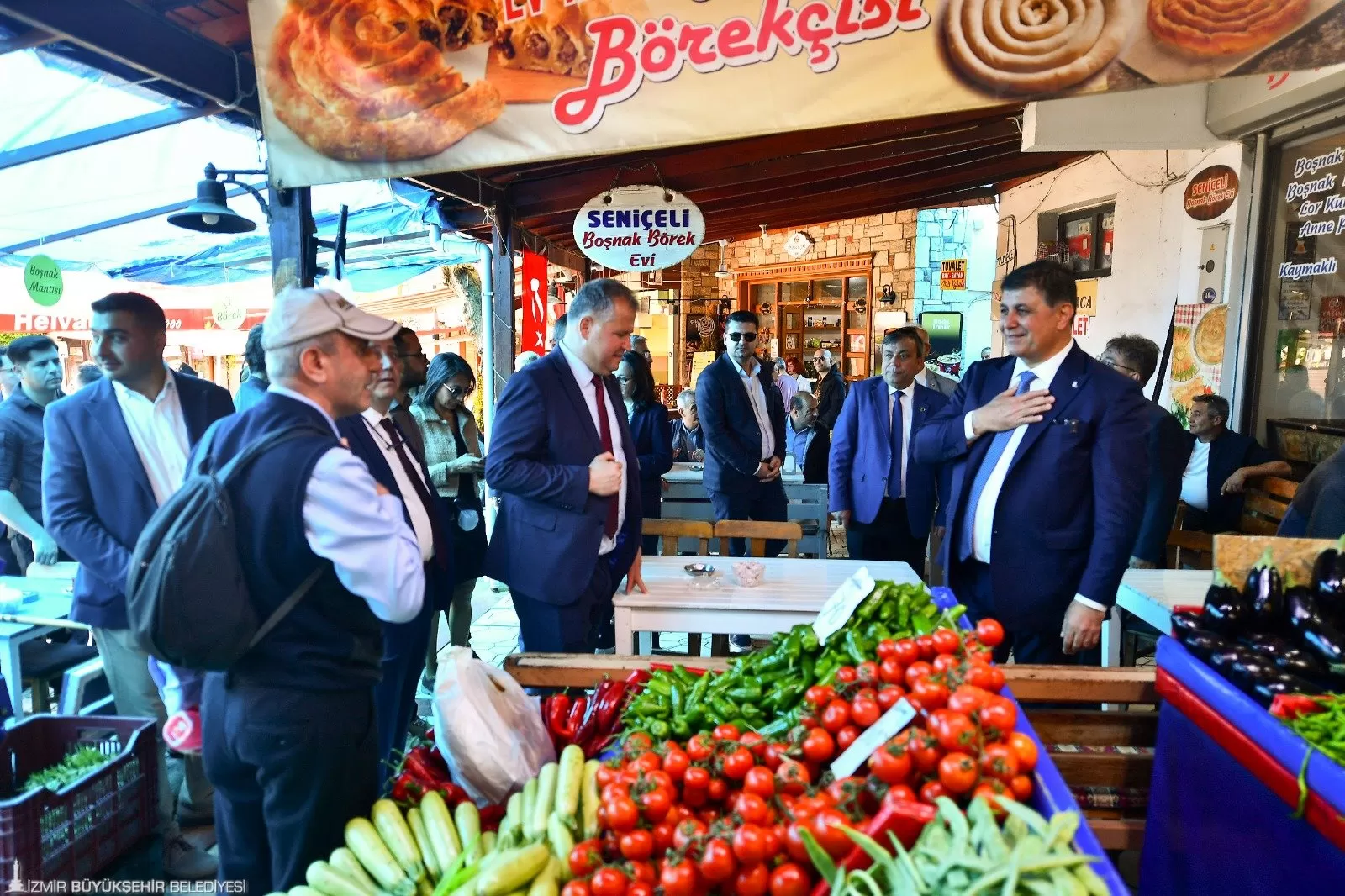 İzmir Büyükşehir Belediye Başkanı Dr. Cemil Tugay, Ramazan Bayramı'nın ilk gününde Urla ve Çeşme'yi ziyaret ederek esnaf ve vatandaşlarla buluştu. 