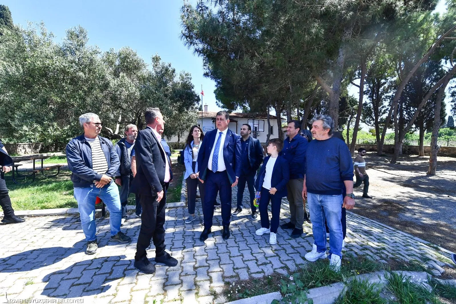 İzmir Büyükşehir Belediye Başkanı Dr. Cemil Tugay, Ramazan Bayramı'nın ilk gününde Urla ve Çeşme'yi ziyaret ederek esnaf ve vatandaşlarla buluştu. 