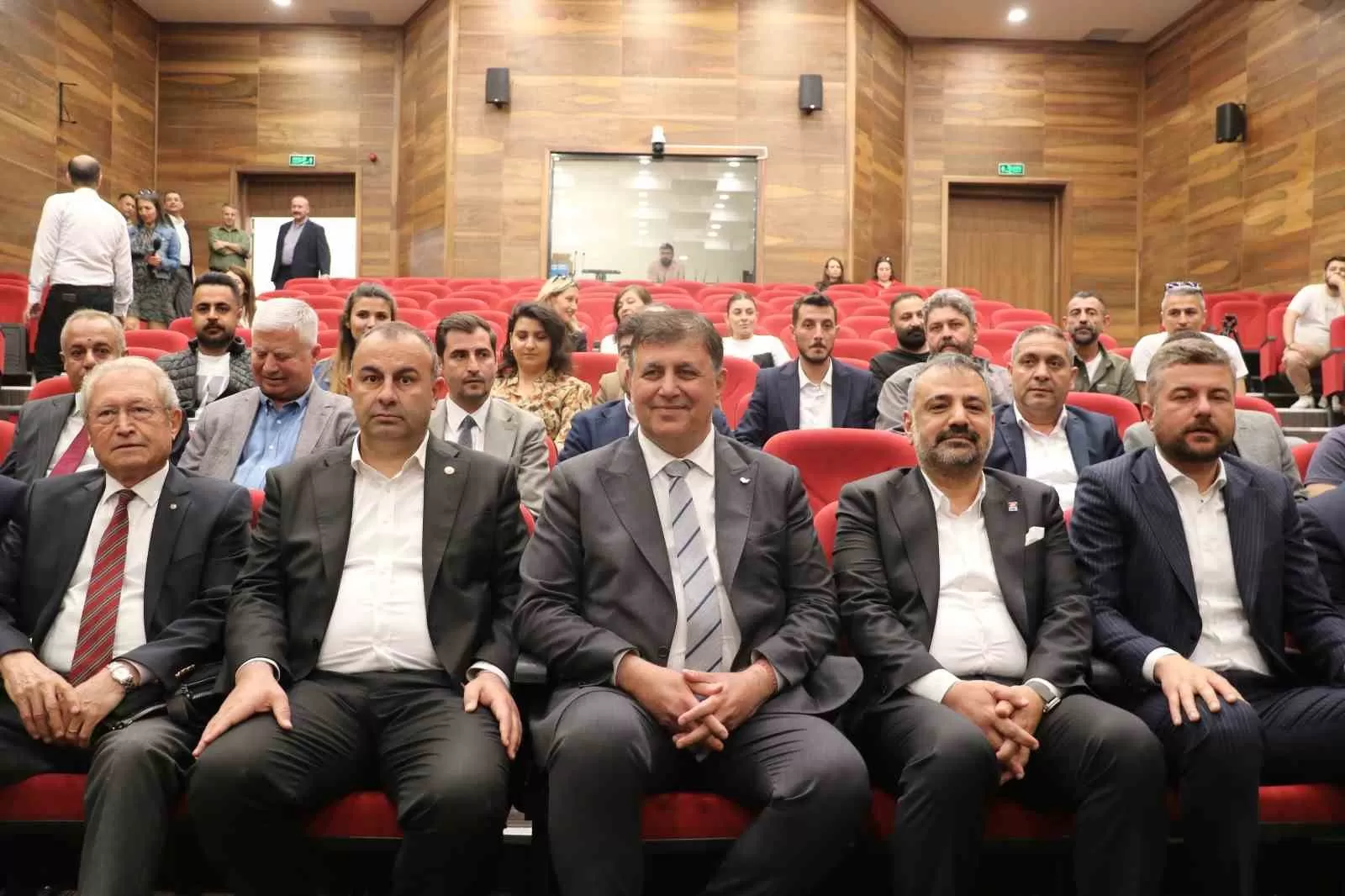 İzmir Büyükşehir Belediye Başkanı seçilen Cemil Tugay, İl Seçim Kurulunda düzenlenen törenle mazbatasını aldı.