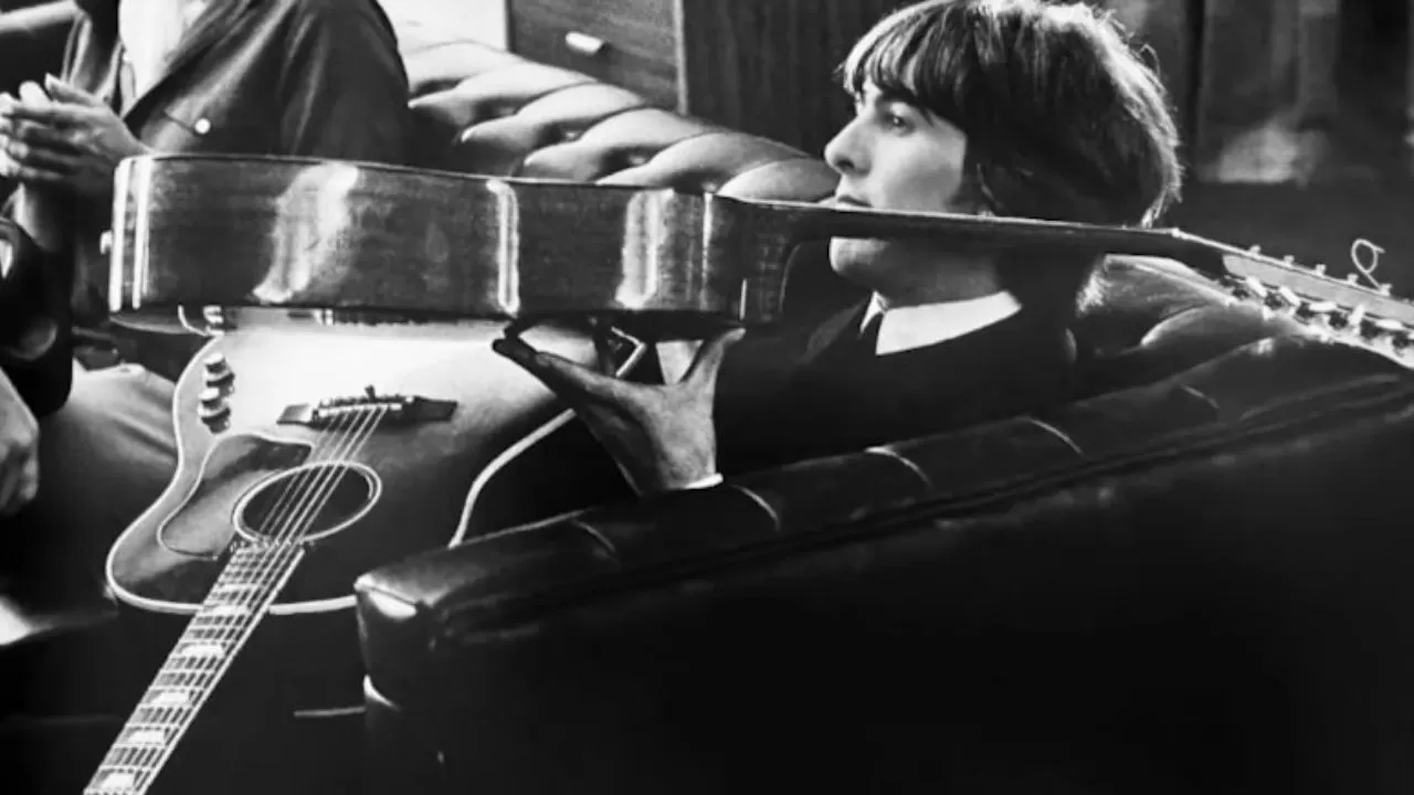 Efsanevi Gitar Yeniden Ortaya Çıktı: John Lennon'un Kayıp Gitarı Müzayedede!