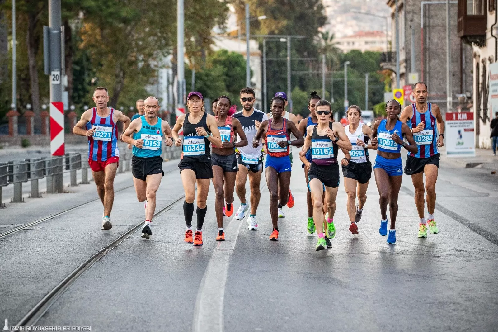 İzmir Büyükşehir Belediyesi, 21 Nisan Pazar günü düzenlenecek Maraton İzmir etkinliği kapsamında bazı ESHOT ve İZTAŞIT hatlarında geçici güzergâh değişiklikleri yapacak.