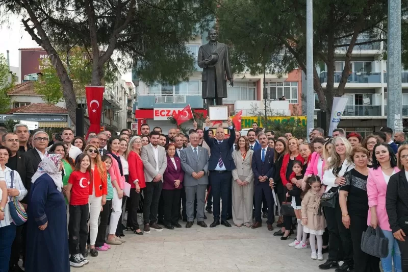 Gaziemir'de 31 Mart Yerel Seçimleri'nde Cumhuriyet Halk Partisi (CHP) adayı olarak seçilen Ünal Işık, mazbatasını aldı.