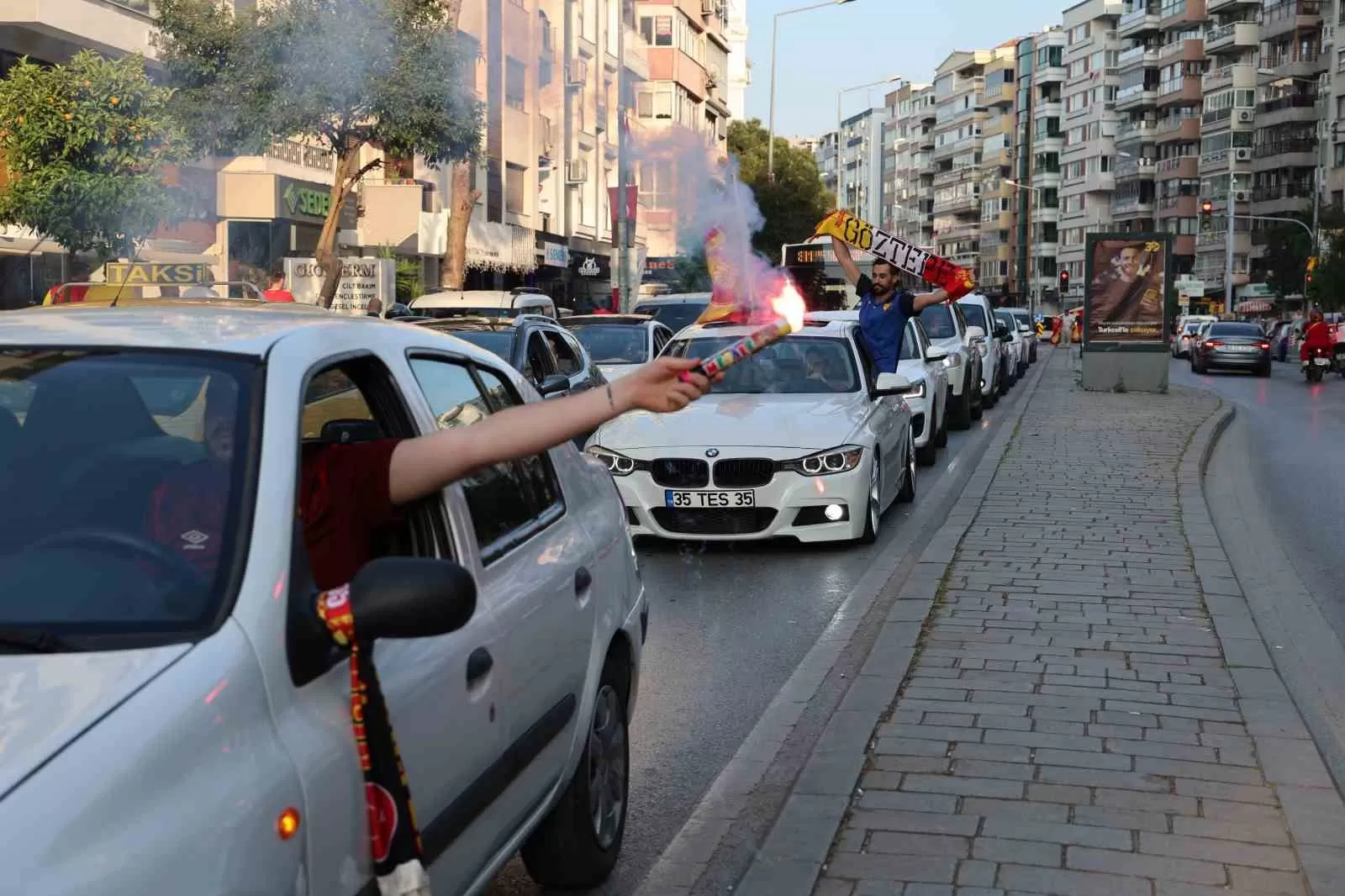 Göztepe Süper Lig’e çıktı, taraftar sokağa döküldü