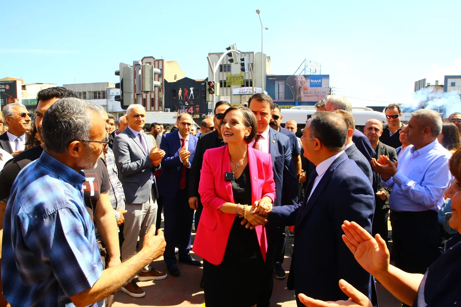 31 Mart Yerel Seçimleri'nde Karabağlar Belediye Başkanı seçilen Helil Kınay, mazbatasını aldı.
