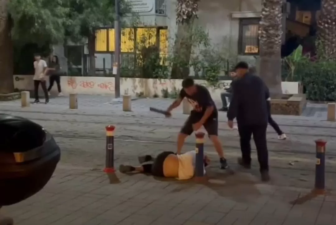 İzmir’de 7 kişi 2 kişiyi öldüresiye dövdü