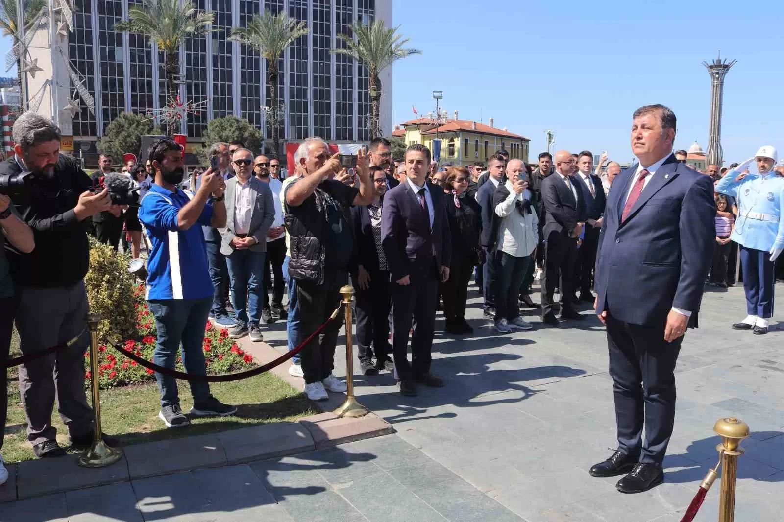 İzmir Büyükşehir Belediye Başkanı seçilen Cemil Tugay, düzenlenen törenle Tunç Soyer'den görevi devraldı.