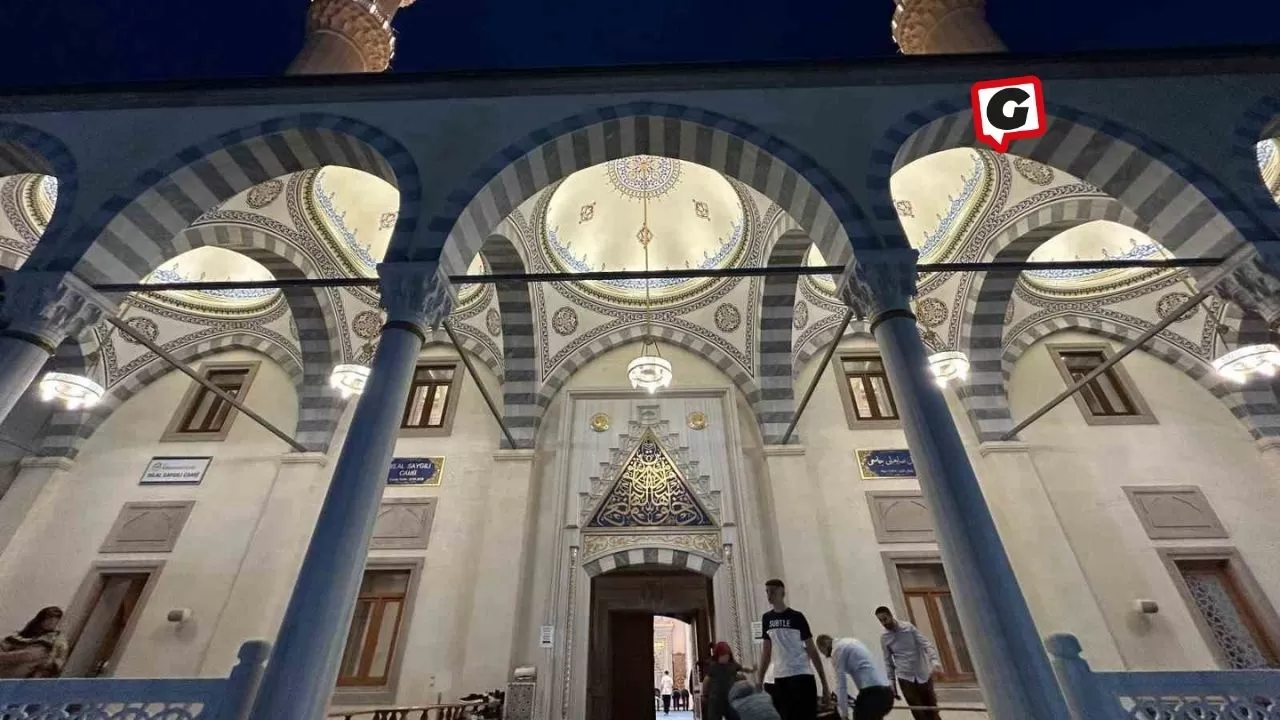 İzmir'de Kadir Gecesi'nde Camiler Doldu Taştı