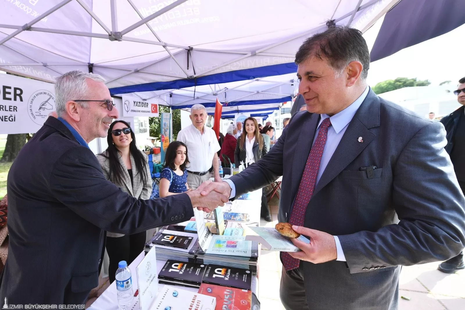 İzmir Büyükşehir Belediyesi'nin ev sahipliğinde İZFAŞ ve SNS Fuarcılık işbirliği ile düzenlenen İzkitapfest - İzmir Kitap Fuarı 19 Nisan'da Kültürpark'ta açıldı. 