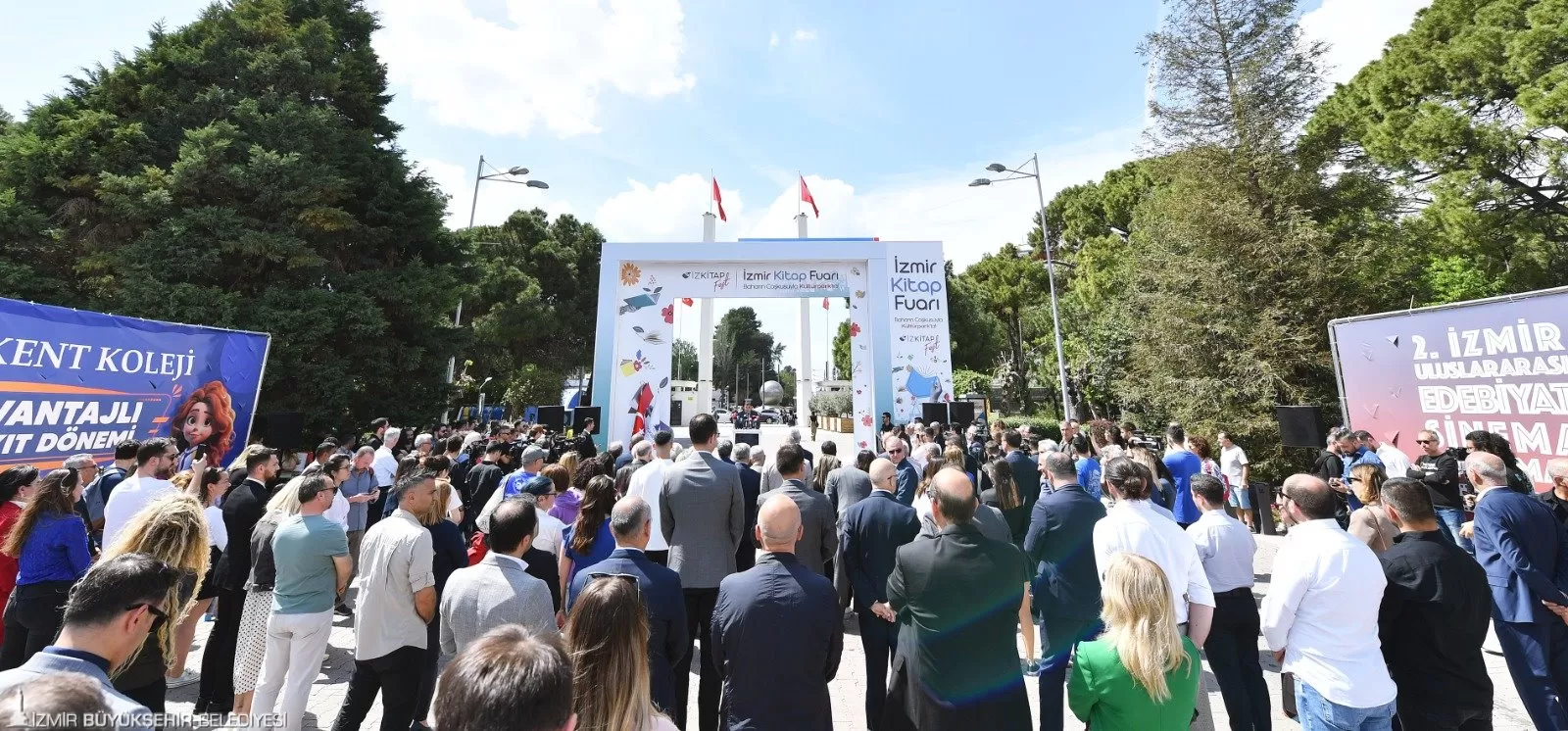 İzmir Büyükşehir Belediyesi'nin ev sahipliğinde İZFAŞ ve SNS Fuarcılık işbirliği ile düzenlenen İzkitapfest - İzmir Kitap Fuarı 19 Nisan'da Kültürpark'ta açıldı. 