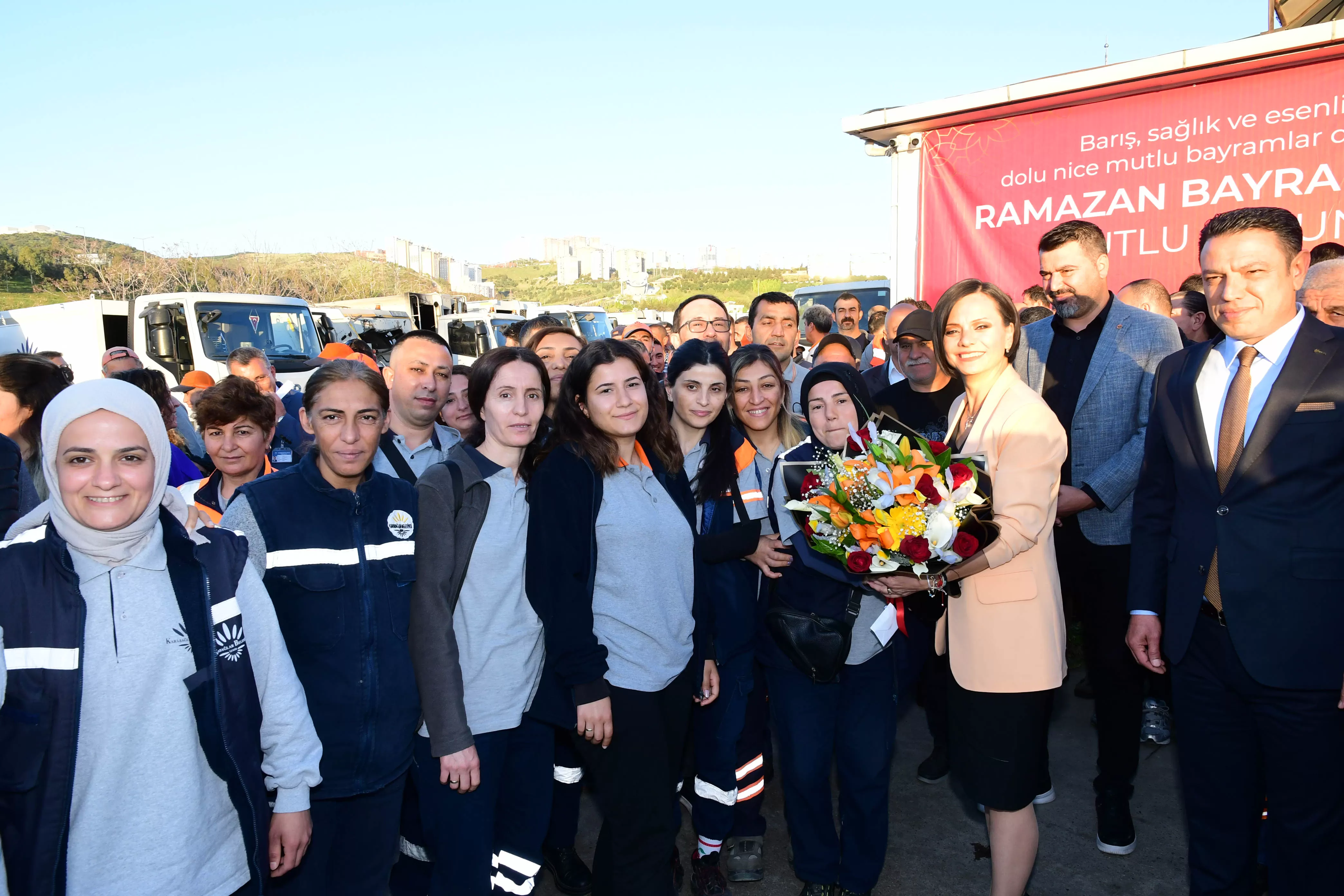Karabağlar Belediyesi'nin yeni Başkanı Helil Kınay, Ramazan Bayramı öncesi çalışanlarla bir araya gelerek bayramlarını kutladı.
