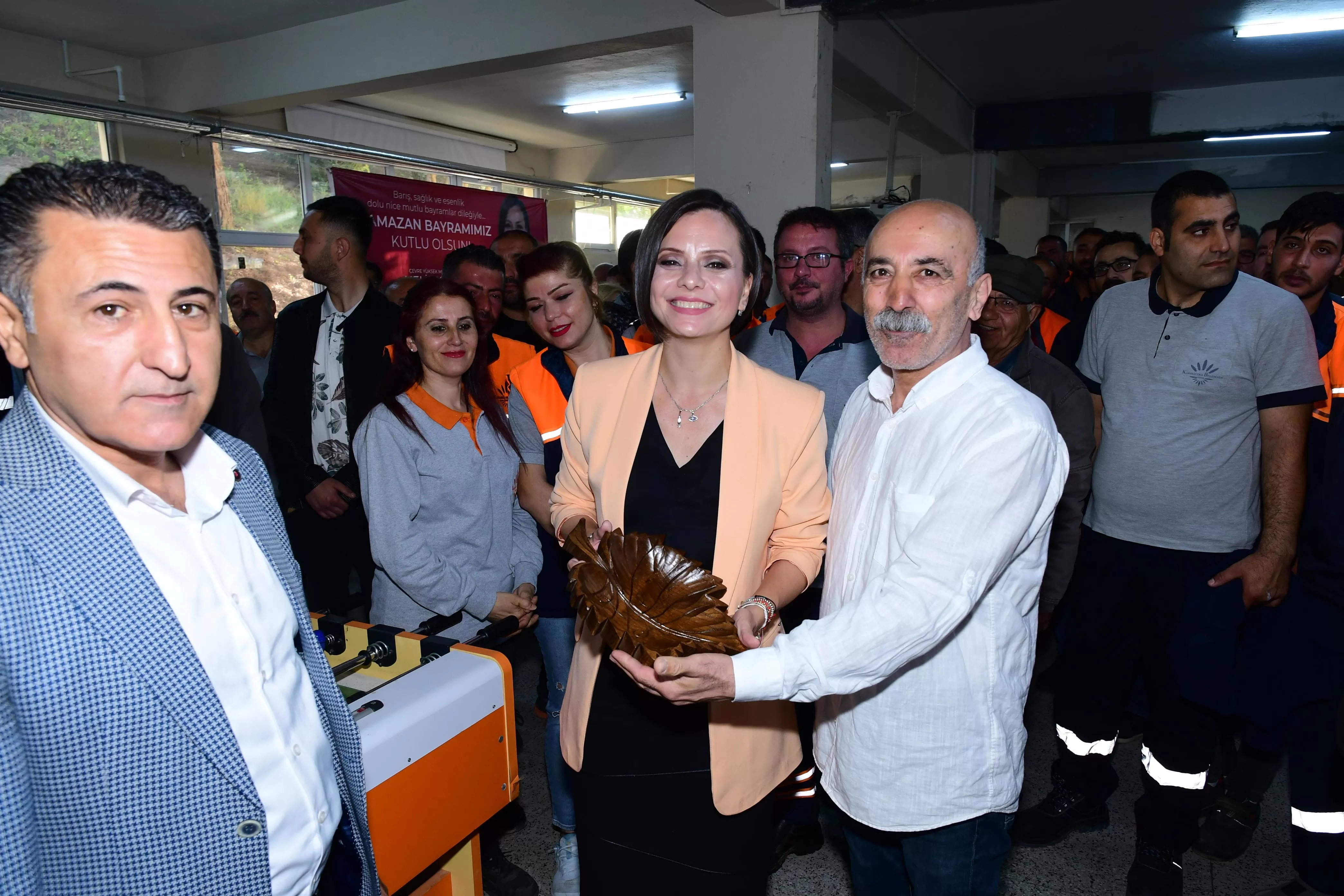 Karabağlar Belediyesi'nin yeni Başkanı Helil Kınay, Ramazan Bayramı öncesi çalışanlarla bir araya gelerek bayramlarını kutladı.
