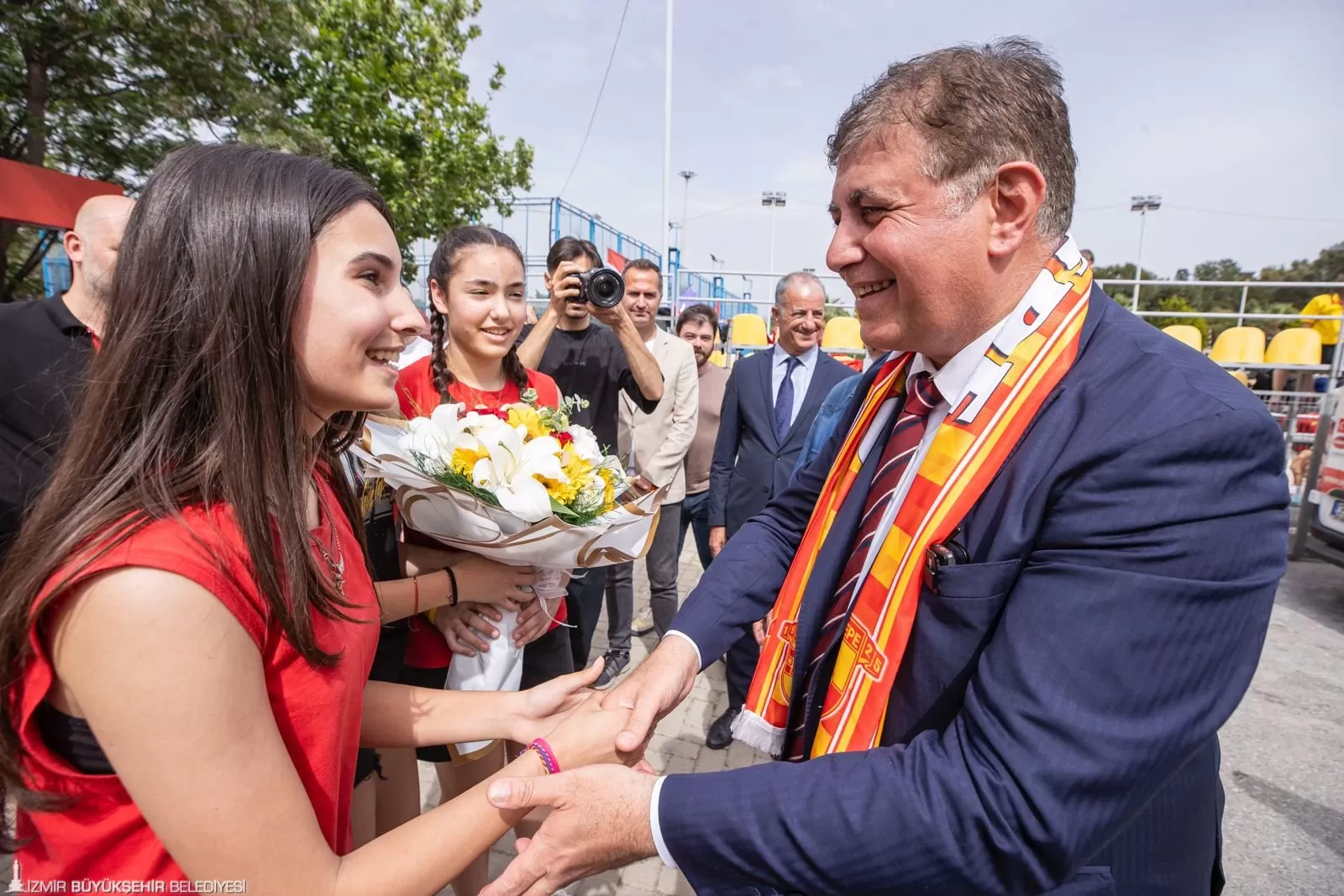 Dr. Cemil Tugay, 23 Nisan Ulusal Egemenlik ve Çocuk Bayramı'nda Göztepe Spor Kulübü'nün minik sporcularıyla bir araya gelerek coşkulu bir kutlama gerçekleştirdi.