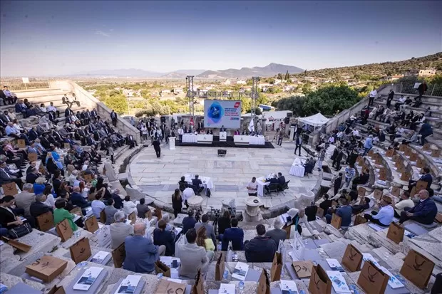 İzmir Büyükşehir Belediye Meclisi, Torbalı’daki 6 bin yıllık Metropolis Antik Kenti’nde bir araya geldi.