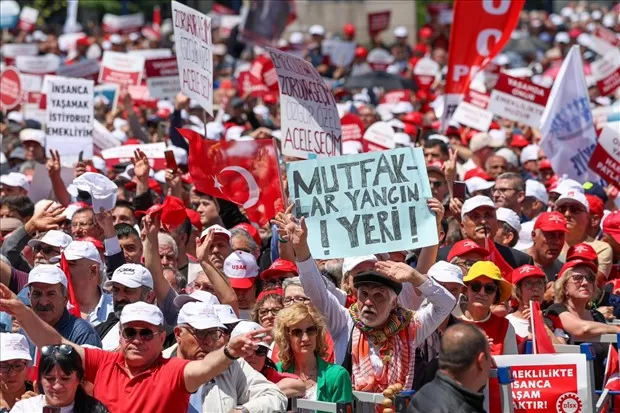 CHP, Ankara'da düzenlediği "Büyük Emekli Mitingi"nde binlerce kişiyi Tandoğan Meydanı'nda bir araya getirdi.