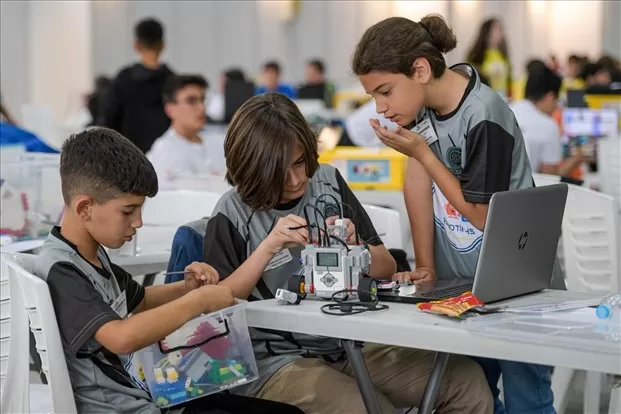 İzmir, İzmir Büyükşehir Belediyesi ve İZFAŞ'ın desteğiyle gerçekleşen Dünya Robot Olimpiyatı Türkiye Finali'nde, geleceğin mühendisleri ve mucitleri yeteneklerini sergiledi.