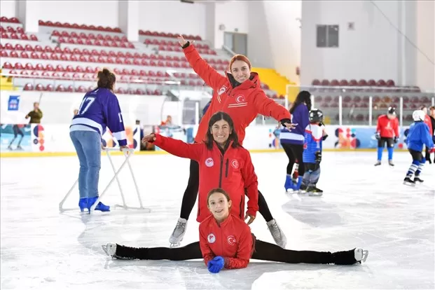 İzmir Büyükşehir Belediyesi, Anneler Günü'nü unutulmaz kılmak için Bornova Âşık Veysel Rekreasyon Alanı'ndaki Olimpik Buz Sporları Salonu'nu anne ve çocuklara açtı.