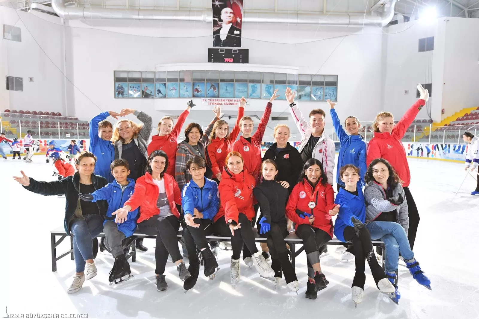 İzmir Büyükşehir Belediyesi, Anneler Günü'nü unutulmaz kılmak için Bornova Âşık Veysel Rekreasyon Alanı'ndaki Olimpik Buz Sporları Salonu'nu anne ve çocuklara açtı.