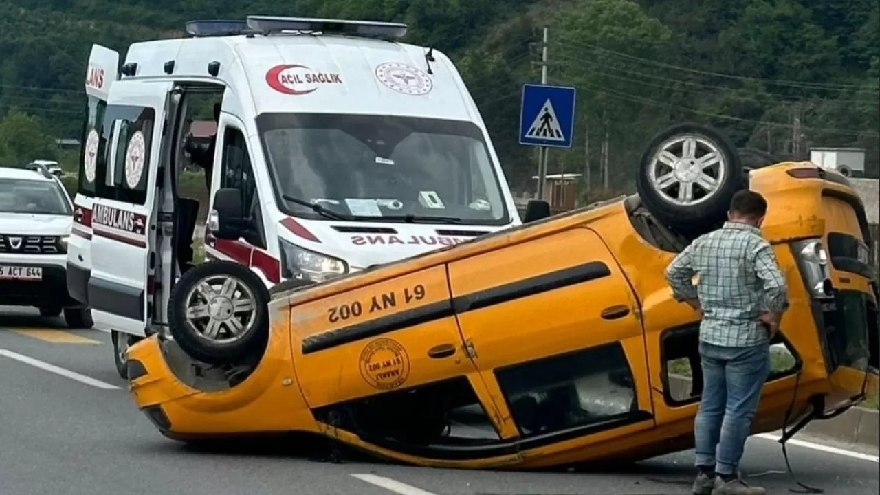 Araklı'da Köpeğe Çarpmamak İçin Manevra Yapan Taksi Takla Attı, Sürücü Yaralandı