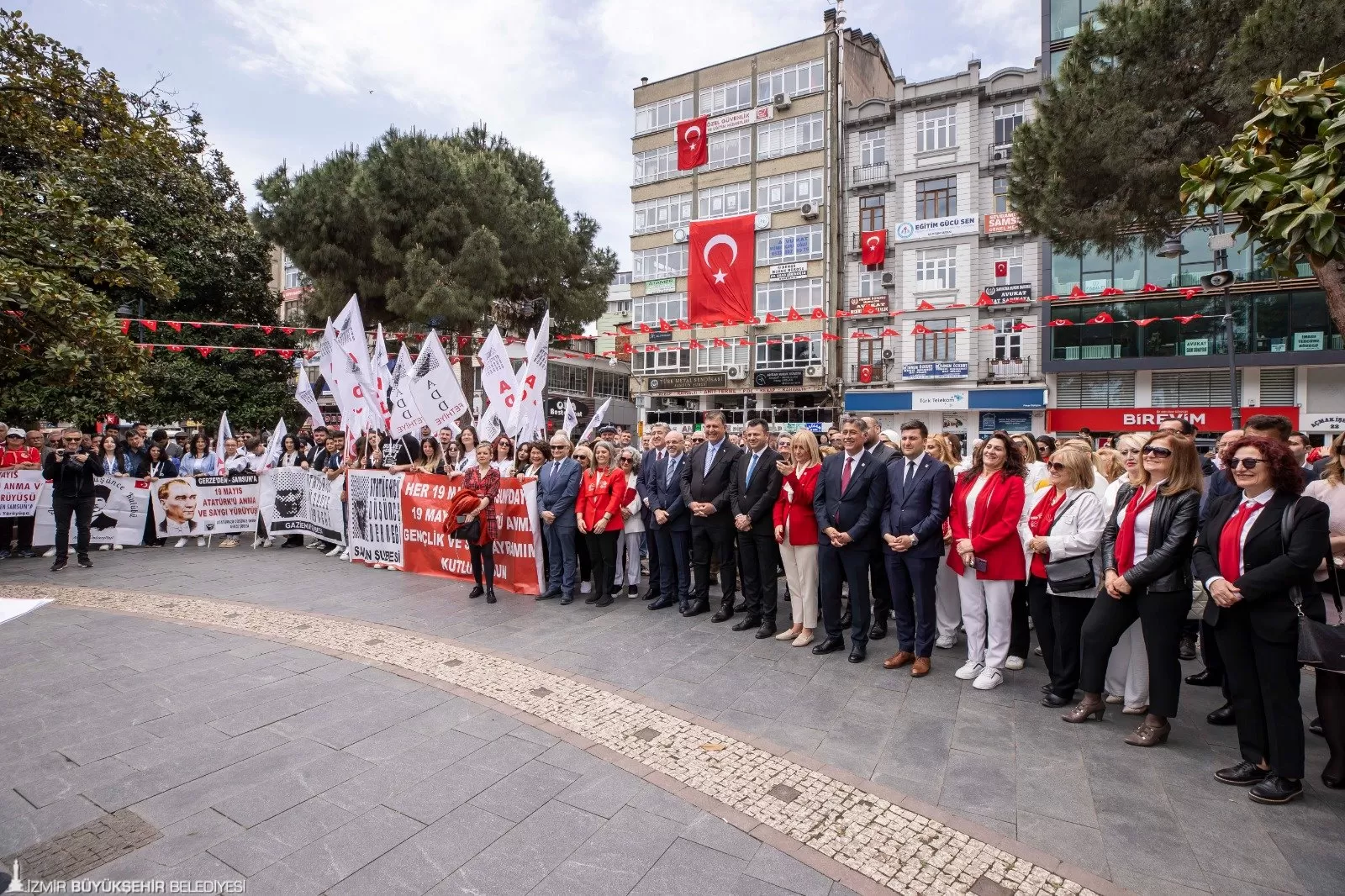 İzmir Büyükşehir Belediye Başkanı Dr. Cemil Tugay, Cumhuriyet Halk Partisi (CHP) Samsun İl Başkanlığı'nın 19 Mayıs'ın 105. yıl dönümü için düzenlediği törene katıldı. 