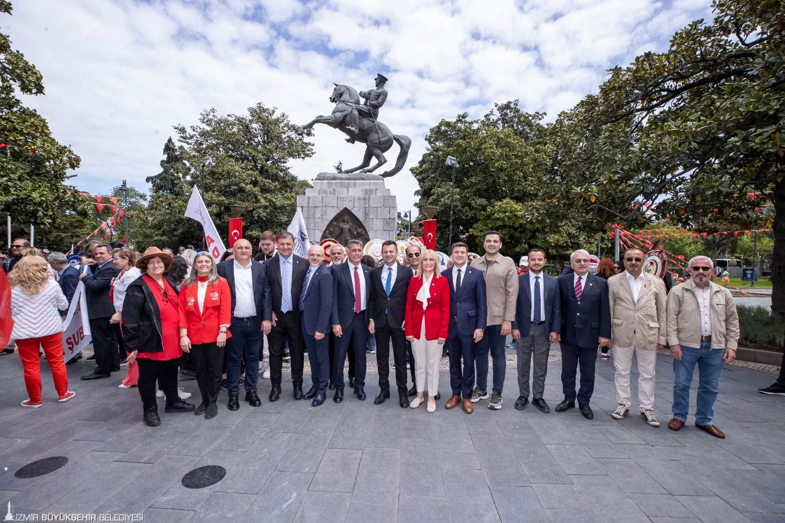 İzmir Büyükşehir Belediye Başkanı Dr. Cemil Tugay, Cumhuriyet Halk Partisi (CHP) Samsun İl Başkanlığı'nın 19 Mayıs'ın 105. yıl dönümü için düzenlediği törene katıldı. 