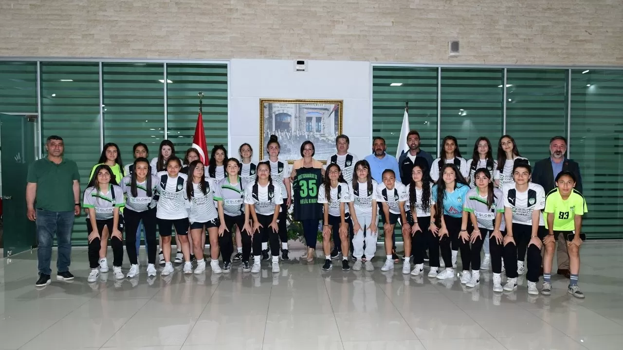 Başkan Kınay, Orbit Karabağlarspor Kız Futbol Takımı ile Buluştu: Şampiyonluk Bekliyoruz