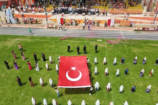 Bayındır'da 19 Mayıs Atatürk'ü Anma, Gençlik ve Spor Bayramı'nın 105. yıl dönümü coşkulu kutlamalarla gerçekleşti.