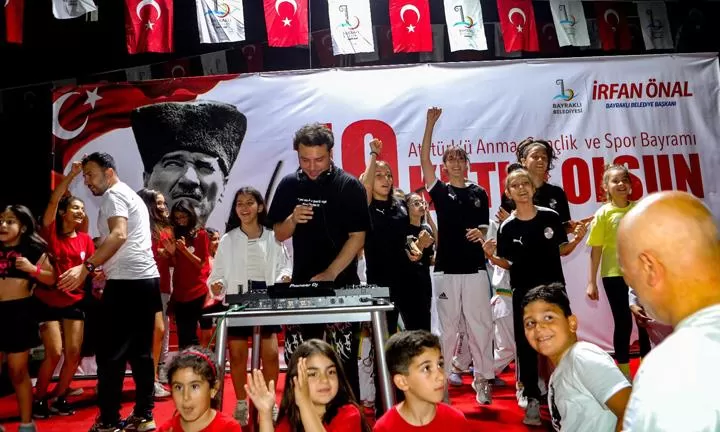  19 Mayıs Atatürk'ü Anma Gençlik ve Spor Bayramı, Bayraklı Belediyesi'nin düzenlediği muhteşem etkinliklerle coşkuyla kutlandı.