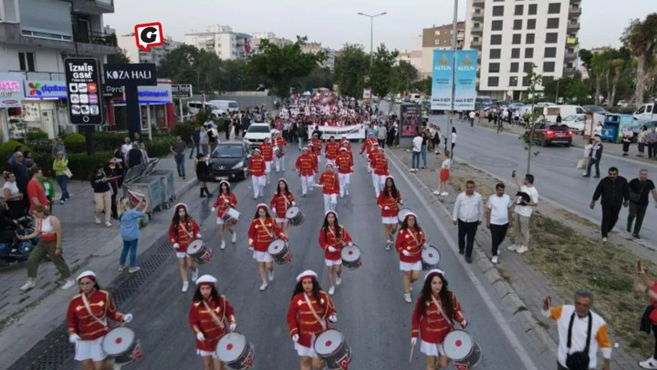 Bayraklı'da 19 Mayıs Coşkusu: Binlerce Genç Meşalelerle Yürüyüşe Katıldı! Açıklama: