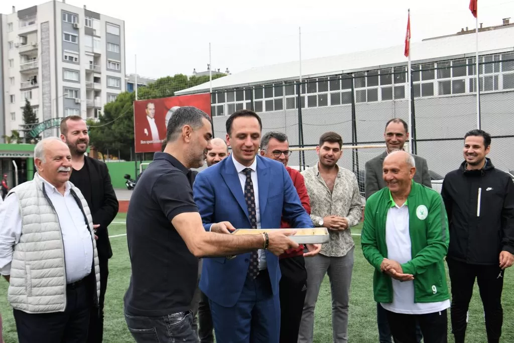 Bornova Belediye Başkanı Ömer Eşki, İzmir 1. Amatör Lig'de şampiyonluk mücadelesi veren Bornova Belediyespor Futbol Takımı'nı antrenmanda ziyaret ederek futbolculara moral verdi. 
