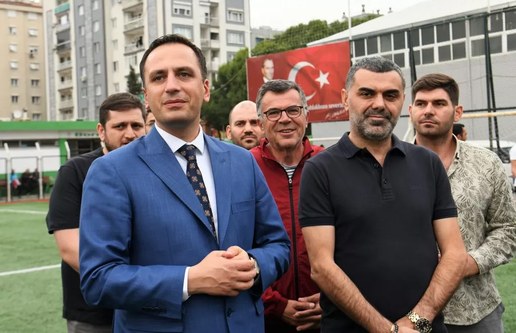 Bornova Belediye Başkanı Ömer Eşki, İzmir 1. Amatör Lig'de şampiyonluk mücadelesi veren Bornova Belediyespor Futbol Takımı'nı antrenmanda ziyaret ederek futbolculara moral verdi. 