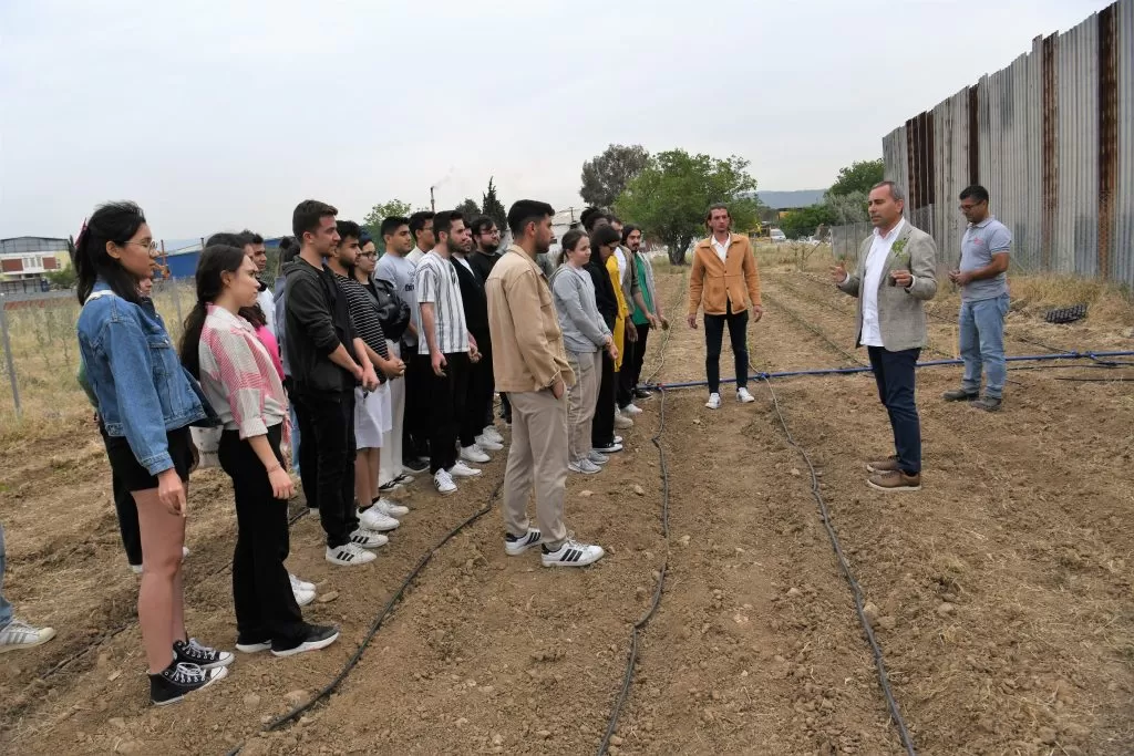 Bornova Belediyesi, tarımsal kalkınmaya katkı sunmak için Ziraat Mühendisleri Odası İzmir Şubesi Öğrenci Kulübü üyelerine "Yazlık Sebze Yetiştiriciliği" eğitimi verdi.