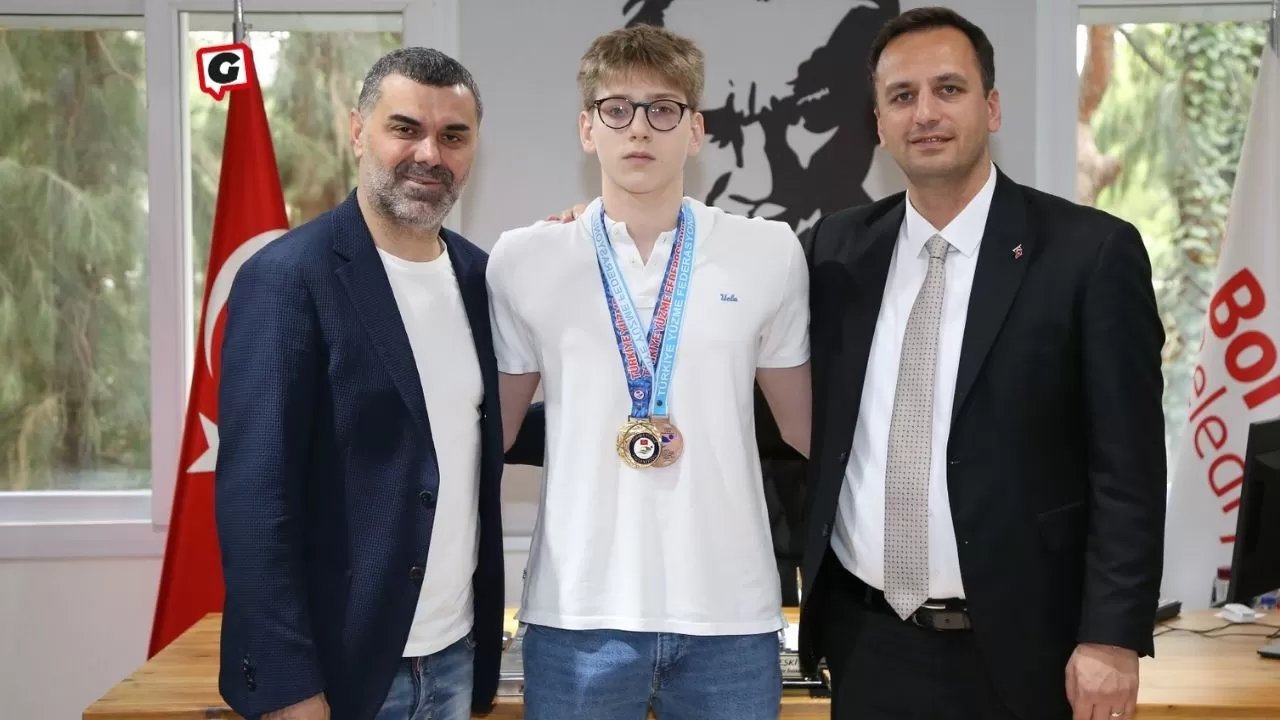 Bornovalı Milli Yüzücü Arda Kafadar 14 Yaş Türkiye Şampiyonu Oldu!