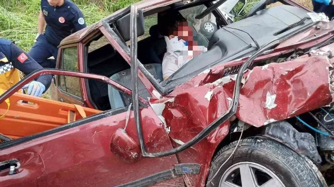 Bursa’da iki otomobil çarpıştı, biri dereye uçtu: 5’i ağır 8 yaralı