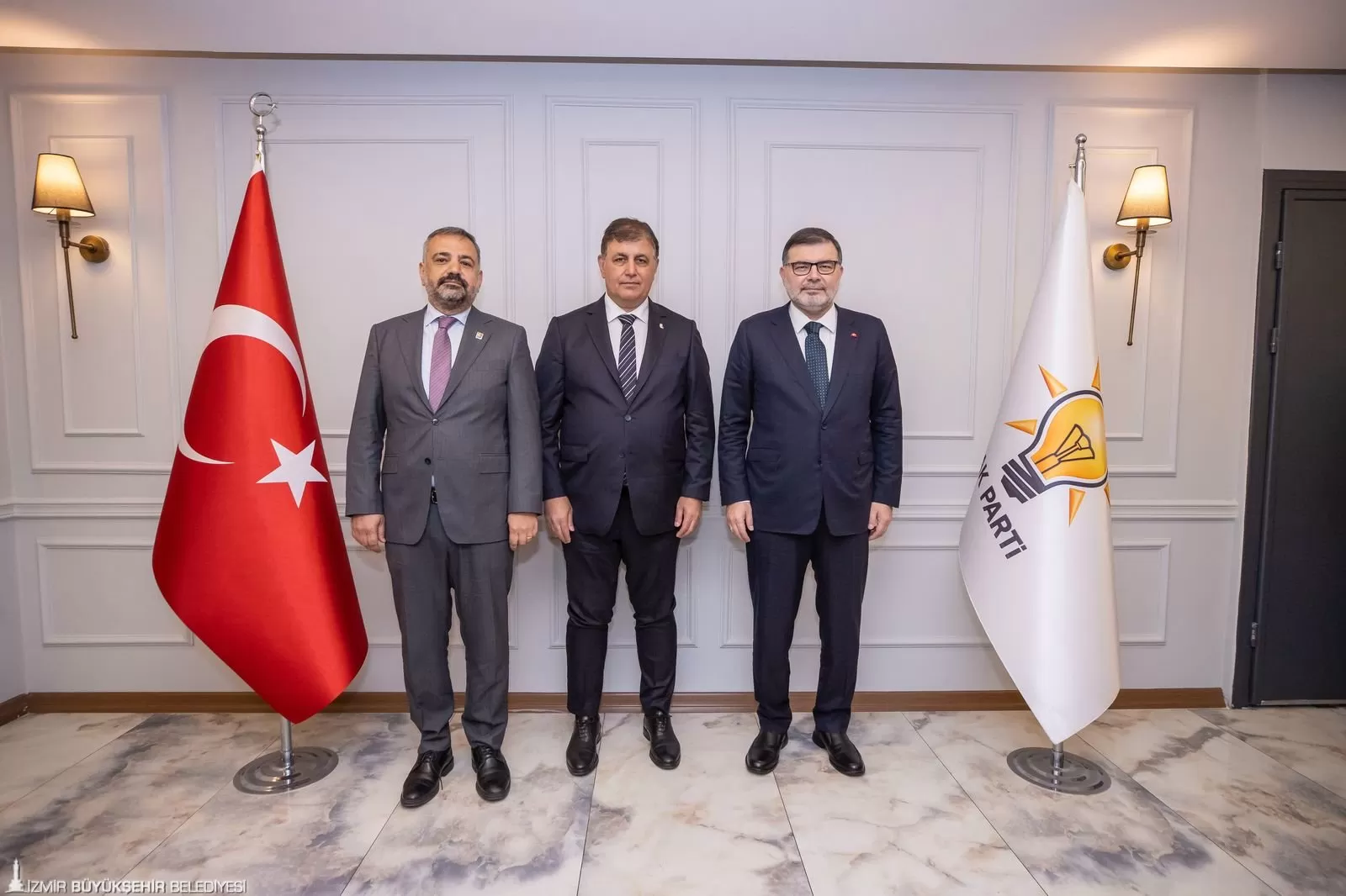 İzmir Büyükşehir Belediye Başkanı Dr. Cemil Tugay, seçim sürecinde gösterilen etik tavır için AK Parti İzmir İl Başkanlığı'nı ziyaret ederek teşekkür etti. 