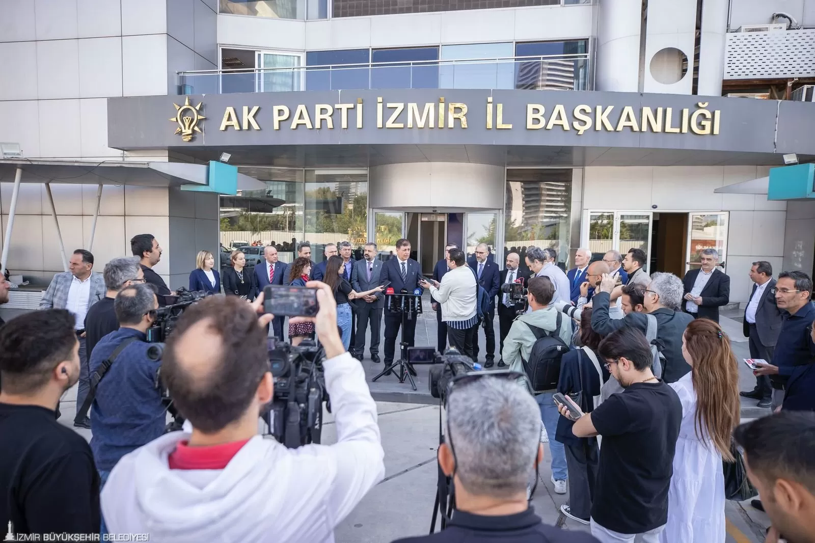 İzmir Büyükşehir Belediye Başkanı Dr. Cemil Tugay, seçim sürecinde gösterilen etik tavır için AK Parti İzmir İl Başkanlığı'nı ziyaret ederek teşekkür etti. 