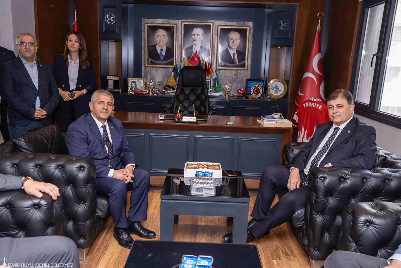 İzmir Büyükşehir Belediye Başkanı Dr. Cemil Tugay, siyasi parti ziyaretleri kapsamında Milliyetçi Hareket Partisi (MHP) İzmir İl Başkanlığı'nı ziyaret etti.