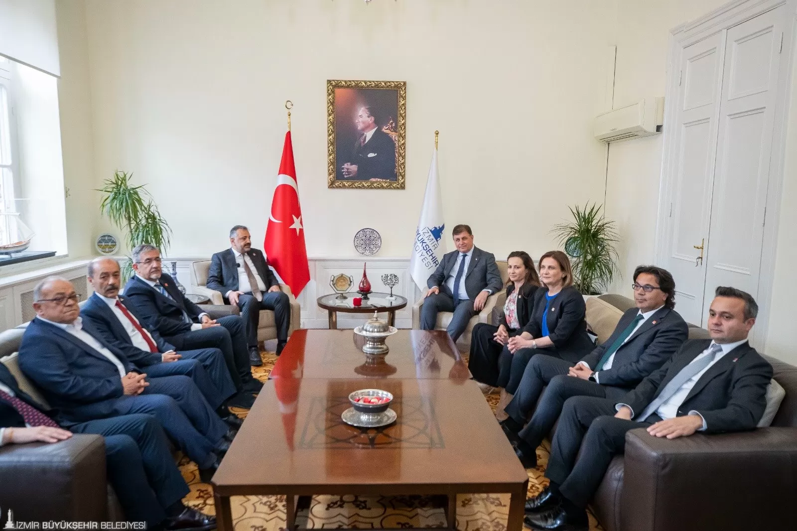CHP Ege Bölgesi il başkanları, İzmir Büyükşehir Belediye Başkanı Dr. Cemil Tugay'ı ziyaret ederek 31 Mart yerel seçimlerinde elde edilen zaferi değerlendirdi.