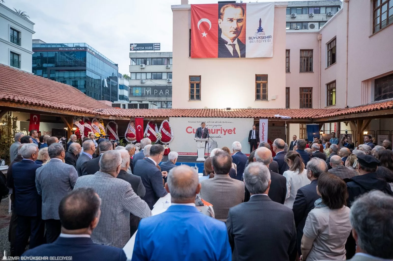 İzmir Büyükşehir Belediyesi, Cumhuriyet Gazetesi'nin 100. yılı için Ahmet Piriştina Kent Arşivi ve Müzesi'nde (APİKAM) görkemli bir programa ev sahipliği yaptı