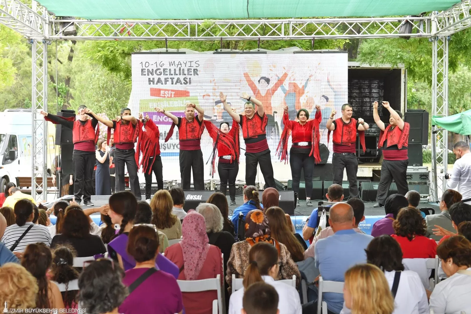 İzmir Büyükşehir Belediyesi, 10-16 Mayıs Engelliler Haftası kapsamında "Eşit, Erişilebilir, Engelsiz İzmir için Buluşuyoruz" sloganıyla 24 Mayıs'a kadar sürecek birçok etkinliğe ev sahipliği yapıyor
