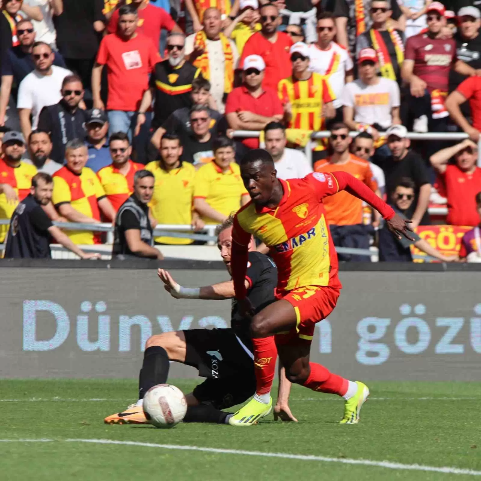 Göztepe, Anthony Dennis’in sözleşmesini uzattı