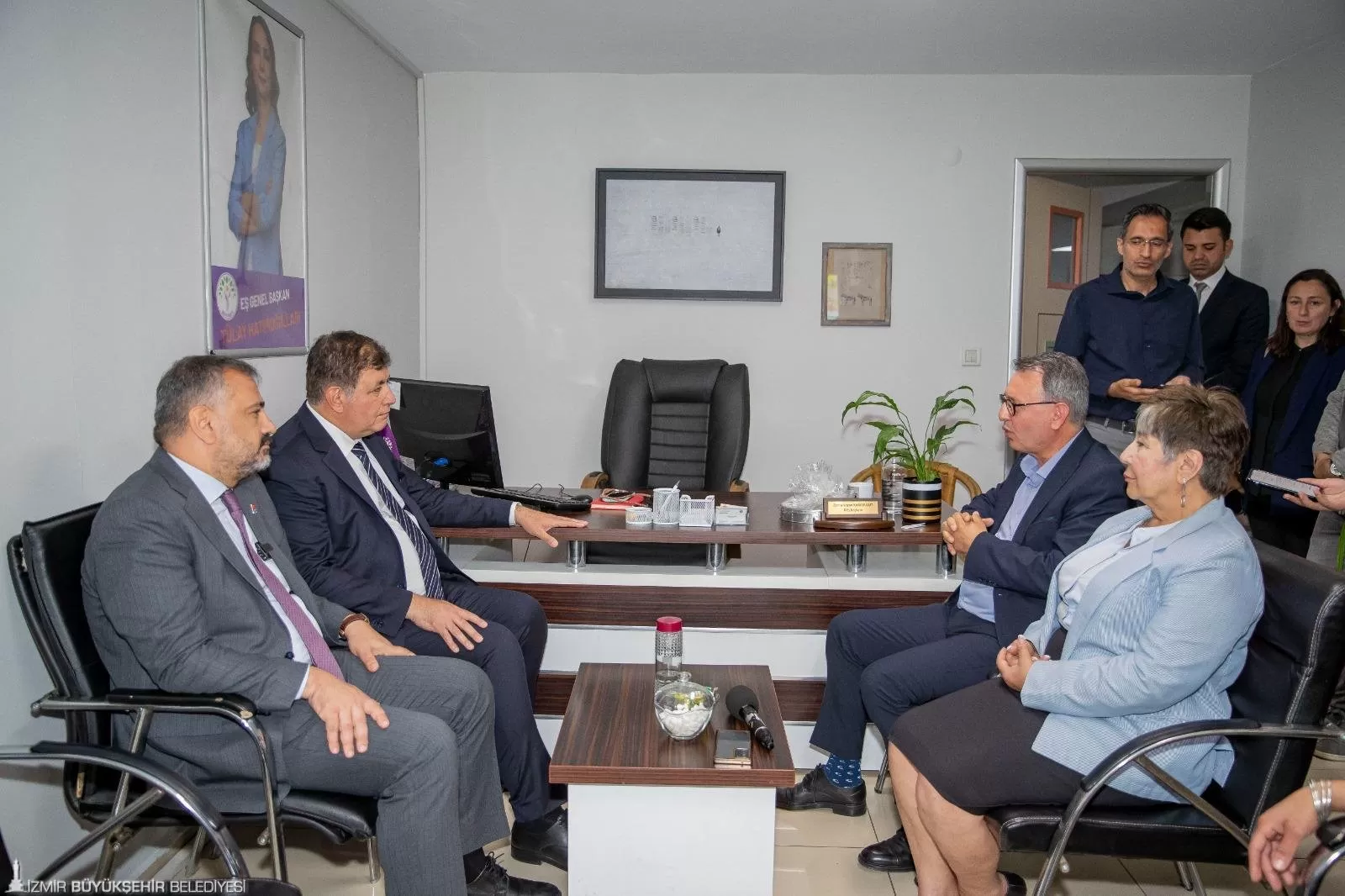 İzmir Büyükşehir Belediye Başkanı Dr. Cemil Tugay, siyasi partiler turunda DEM Parti İzmir İl Başkanlığı'nı ziyaret ederek iş birliği ve katılımcı yönetim vurgusu yaptı.