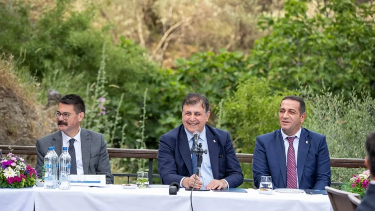 İzmir Büyükşehir Belediye Başkanı Tugay, İlçe Başkanlarıyla Narlıdere'de Toplantıda