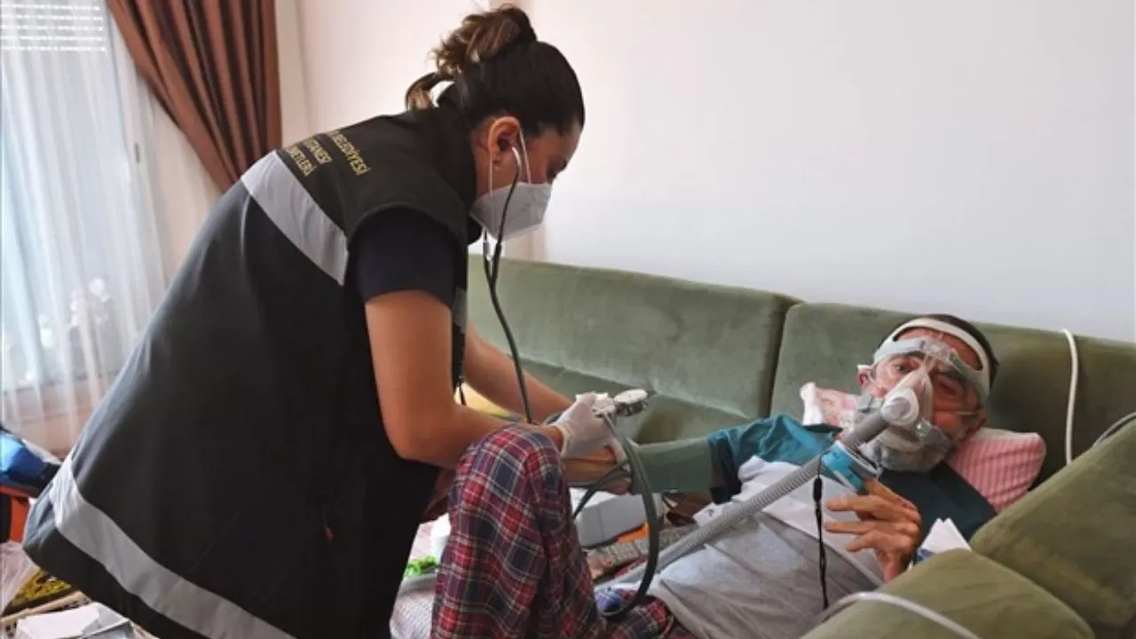 İzmir Büyükşehir Belediyesi Yatağa Bağımlı Binlerce Hastaya Evde Sağlık Hizmeti Sunuyor